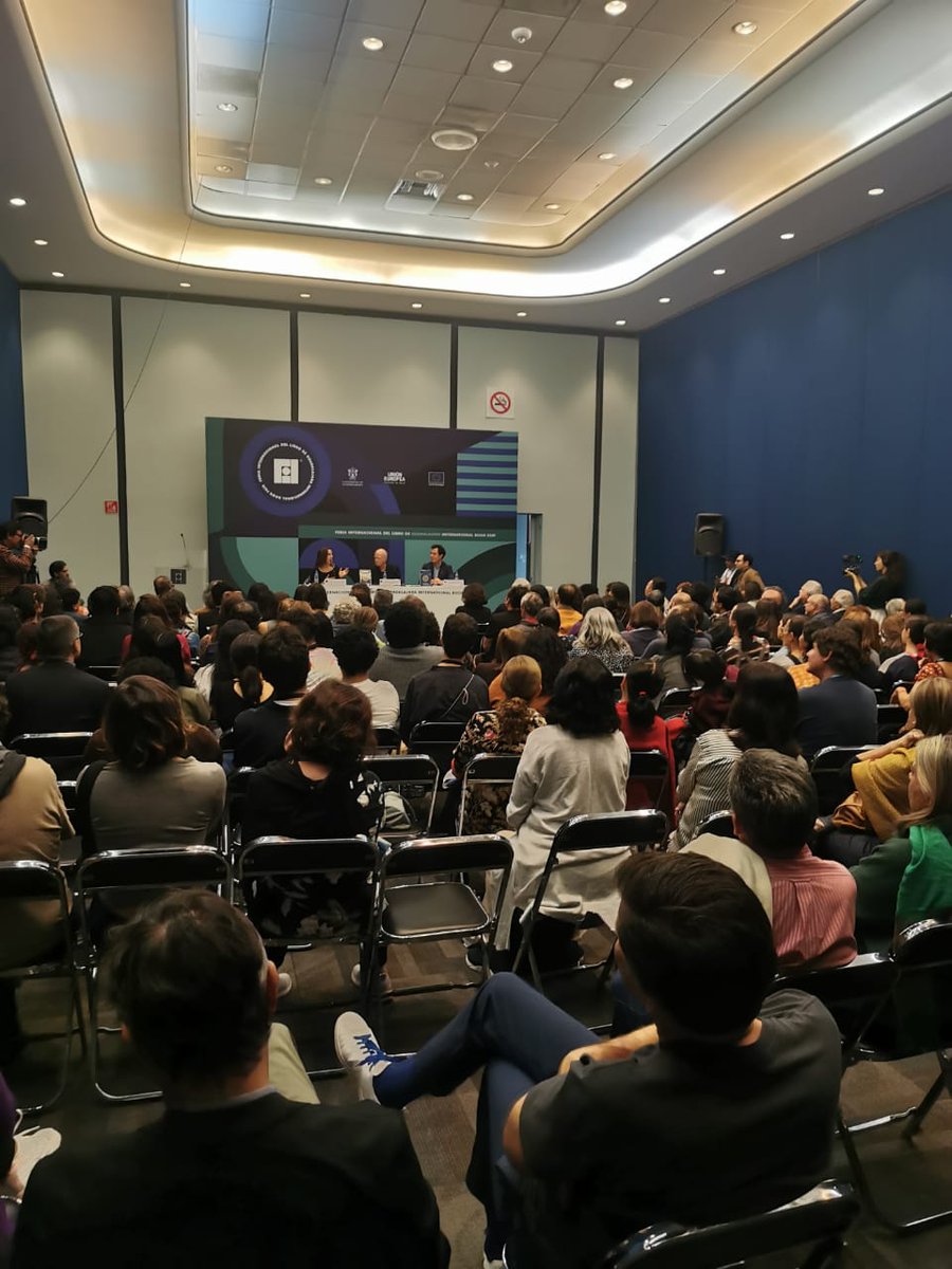 LITERATURA 📚 - La Feria Internacional del Libro de Guadalajara reunió a dos gran representantes de la literatura francesa: Neige Sinno ('Triste tigre') y Pascal Quignard ('El amor el mar') . ¡Les invitamos a conocer sus obras en el stand de la Librería francesa! #somoslectores