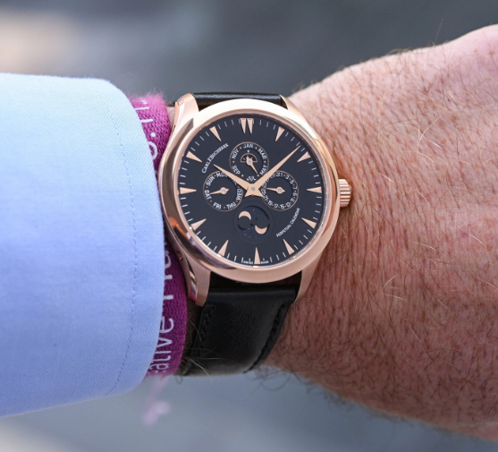 SwissWatch_JP's tweet photo. カール F. ブヘラ 新マネロ ペリフェラル パーペチュアルカレンダー
18Kローズゴールドを採用。代名詞ともいえるペリフェラルロータ��を備えたキャリバーCFB A2055はケース外周を一周して巻き上げる古典的でありながら、ムーブメントの機能美を最大限に見せる機構を備える。
https://t.co/CPN0YotlUh https://t.co/Fi4Qgri4bH