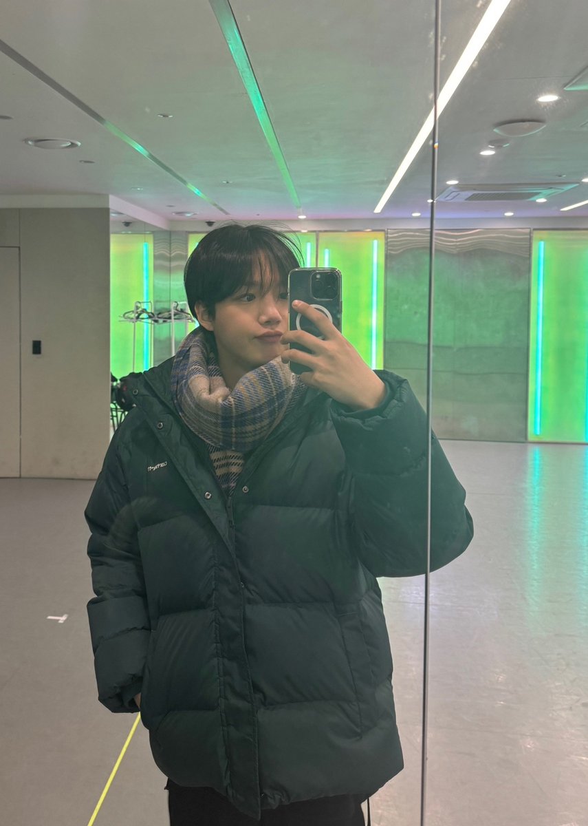 LYM_offcl's tweet photo. [💌]

진짜 엄청 추워….목도리가 살길이다…

#LIMYOUNGMIN #임영민 https://t.co/VLl9MchqCv