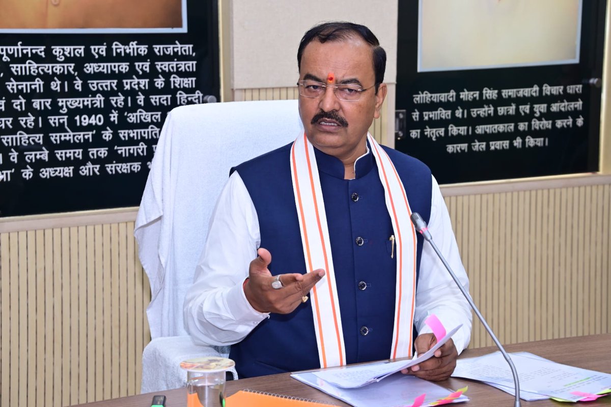DyCMGoUP's tweet photo. आज विधान परिषद सभागार में मा0 उप-मुख्यमंत्री श्री @kpmaurya1 जी ने शीतकालीन सत्र की कार्यवाही से पूर्व विभिन्न विभागों के वरिष्ठ अधिकारियों के साथ शीतकालीन सत्र के दौरान चल रहे सदन के संबंध में विभिन्न विषयों पर चर्चा किया।
#WinterSessionOfUPAssembly https://t.co/EBnKxe7Mi9