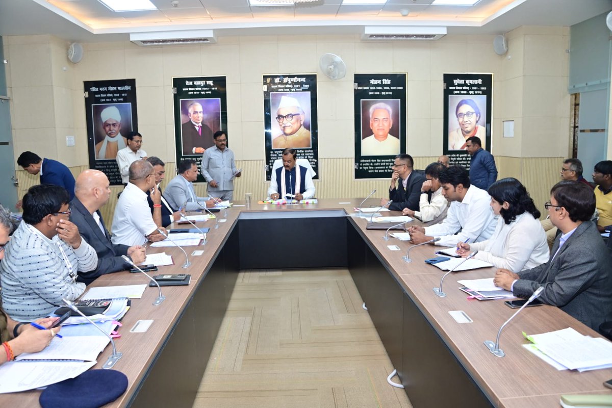 आज विधान परिषद सभागार में मा0 उप-मुख्यमंत्री श्री <a href="/kpmaurya1/">Keshav Prasad Maurya</a> जी ने शीतकालीन सत्र की कार्यवाही से पूर्व विभिन्न विभागों के वरिष्ठ अधिकारियों के साथ शीतकालीन सत्र के दौरान चल रहे सदन के संबंध में विभिन्न विषयों पर चर्चा किया।

#WinterSessionOfUPAssembly