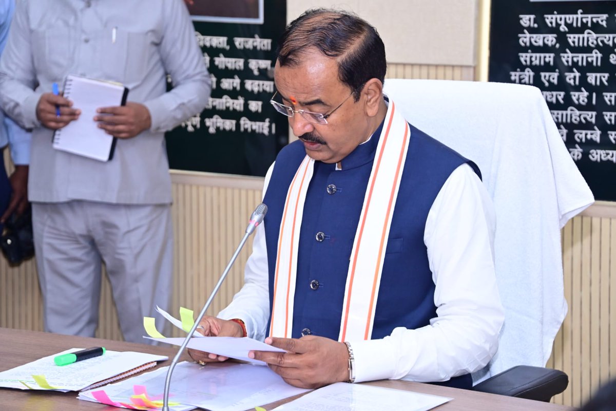 DyCMGoUP's tweet photo. आज विधान परिषद सभागार में मा0 उप-मुख्यमंत्री श्री @kpmaurya1 जी ने शीतकालीन सत्र की कार्यवाही से पूर्व विभिन्न विभागों के वरिष्ठ अधिकारियों के साथ शीतकालीन सत्र के दौरान चल रहे सदन के संबंध में विभिन्न विषयों पर चर्चा किया।
#WinterSessionOfUPAssembly https://t.co/EBnKxe7Mi9