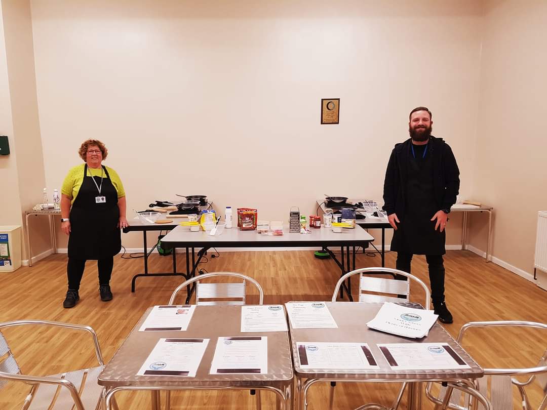 Massive thanks to these two amazing people today for the:

HEALTHY EATING ON A BUDGET SESSION!

#healthyeating #budget #freshfood #simplecooking #peersupport #CommunityCooking #wellbeing @VARotherham @RMBCPress @s62ctr