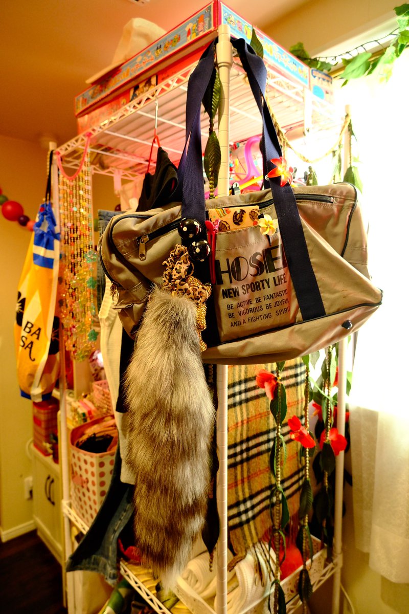 ohqui's tweet photo. 個人的なツボ：このカバン本当に持ってたし、バーバリーのマフラーみんな使ってたし、写真には残りませんが、この部屋のBGMが浜崎あゆみのA BEST😂 https://t.co/ZZqInIwSHO