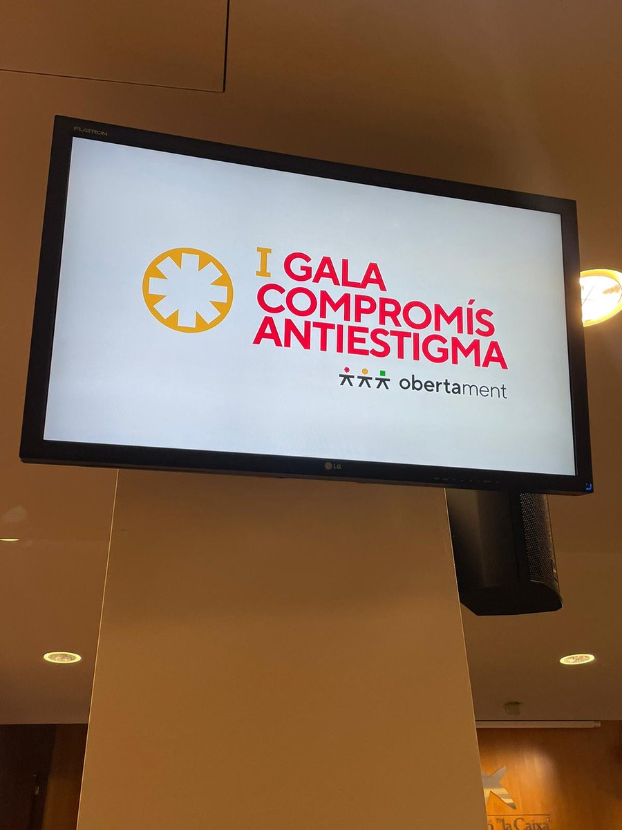 CSM9B's tweet photo. A punt de tancar l'any, professionals de @CSM9B hem estat a prop dels veins de Ciutat Meridiana, com a ponents a jornades com la de @Fundacio3Turons i amb @obertament_sm a la I Gala Compromís Antiestigma. Perquè portem més de 40 anys #compromesosamblasalutmental 🥰! https://t.co/kapJmqfwBK