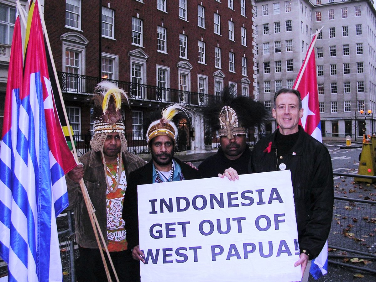 1 December 1961: #WestPapua declared independence but for six decades it has been under Indonesian annexation & military occupation. Slow genocide Support the freedom struggle for a #FreeWest Papua #GlobalFlagRaising2023 #1Dec2023 FOLLOW @BennyWenda & @FreeWestPapua