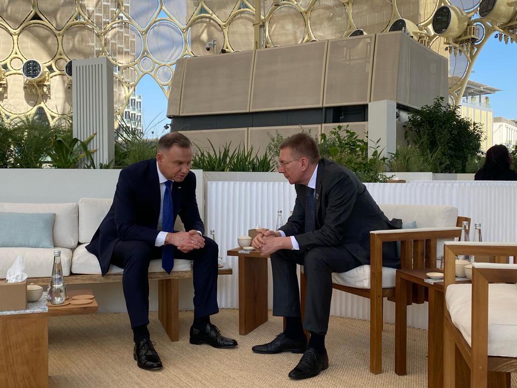 Ar Polijas prezidentu Andžeju Dudu pārrunājām Austrumu robežas aktualitātes, ES un NATO jautājumus, atbalstu Ukrainai, kā arī stāvokli uz Polijas-Ukrainas robežas. Saprotot sarežģīto situāciju, aicināju normalizēt robežšķērsošanu, lai neciestu preču piegādes 🇱🇻 🇵🇱