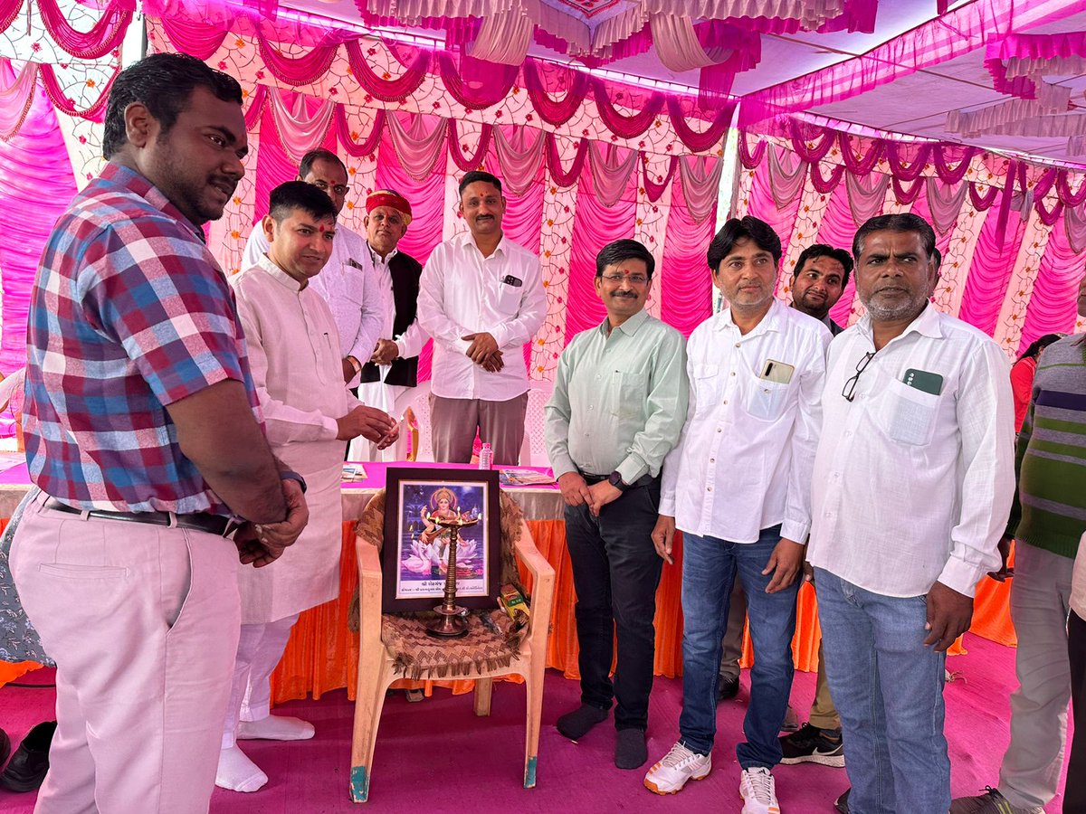 pravinmalibjp's tweet photo. ભારતને શ્રેષ્ઠતાના શિખરે પહોંચાડવા કટિબદ્ધ "વિકસિત ભારત સંકલ્પ યાત્રા-૨૦૨૩" 🇮🇳

આજરોજ ડીસા તાલુકાના શેરગંજ ખાતે "વિકસિત ભારત સંકલ્પ યાત્રા" પહોંચી, ત્યારે આ યાત્રા દરમિયાન શેરગંજના નાગરિકો વિવિધ ૧��� જેટલી યોજનાઓથી લાભાંકિત થયા છે, ત્યારે ભવિષ્યમાં ભારતને મજબૂત અને વિકસિત બનાવવાના કોલ પૂરા કરવા સૌએ સાથે મળીને વિકાસ ભારત બનાવના શપથ ગ્રહણ કર્યા.

આ પ્રસંગે બનાસકાંઠા જિલ્લા કલેકટર શ્રી વરુણ કુમાર બરનવાલ, ભારતીય જનતા પાર્ટીના જિલ્લાના પૂર્વ મહામંત્રી શ્રી અમૃતભાઈ દવે, તાલુકા ભાજપ પ્રમુખ શ્રી બહાદુર સિંહ વાઘેલા, મહામંત્રી શ્રી પ્રકાશભાઈ ઠાકોર, મહામંત્રી શ્રી ઉકાજી ચોટીયા, તાલુકા ભા��પના ઉપપ્રમુખ શ્રી ચેલાજી ઠાકોર, જિલ્લા માલધારી સેલના કન્વીનર શ્રી જયેશભાઈ દેસાઈ, ડીસા તાલુકા કિસાન મોરચાના ઉપપ્રમુખ શ્રી સુરેશભાઈ માળી અને ગામના સરપંચશ્રી સહિત વિવિધ વિભાગના અધિકારીશ્રીઓ અને કર્મચારી મિત્રો ઉપસ્થિત રહ્યા.

#Deesa #banaskantha #Gujarat #MLA #BJP #ViksitBharatSankalpYatra
#HamaraSankalpViksitBharat