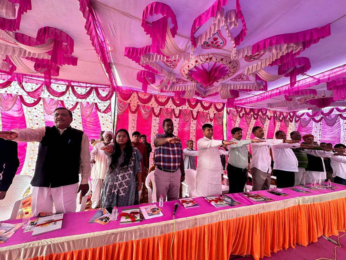 pravinmalibjp's tweet photo. ભારતને શ્રેષ્ઠતાના શિખરે પહોંચાડવા કટિબદ્ધ "વિકસિત ભારત સંકલ્પ યાત્રા-૨૦૨૩" 🇮🇳

આજરોજ ડીસા તાલુકાના શેરગંજ ખાતે "વિકસિત ભારત સંકલ્પ યાત્રા" પહોંચી, ત્યારે આ યાત્રા દરમિયાન શેરગંજના નાગરિકો વિવિધ ૧��� જેટલી યોજનાઓથી લાભાંકિત થયા છે, ત્યારે ભવિષ્યમાં ભારતને મજબૂત અને વિકસિત બનાવવાના કોલ પૂરા કરવા સૌએ સાથે મળીને વિકાસ ભારત બનાવના શપથ ગ્રહણ કર્યા.

આ પ્રસંગે બનાસકાંઠા જિલ્લા કલેકટર શ્રી વરુણ કુમાર બરનવાલ, ભારતીય જનતા પાર્ટીના જિલ્લાના પૂર્વ મહામંત્રી શ્રી અમૃતભાઈ દવે, તાલુકા ભાજપ પ્રમુખ શ્રી બહાદુર સિંહ વાઘેલા, મહામંત્રી શ્રી પ્રકાશભાઈ ઠાકોર, મહામંત્રી શ્રી ઉકાજી ચોટીયા, તાલુકા ભા��પના ઉપપ્રમુખ શ્રી ચેલાજી ઠાકોર, જિલ્લા માલધારી સેલના કન્વીનર શ્રી જયેશભાઈ દેસાઈ, ડીસા તાલુકા કિસાન મોરચાના ઉપપ્રમુખ શ્રી સુરેશભાઈ માળી અને ગામના સરપંચશ્રી સહિત વિવિધ વિભાગના અધિકારીશ્રીઓ અને કર્મચારી મિત્રો ઉપસ્થિત રહ્યા.

#Deesa #banaskantha #Gujarat #MLA #BJP #ViksitBharatSankalpYatra
#HamaraSankalpViksitBharat