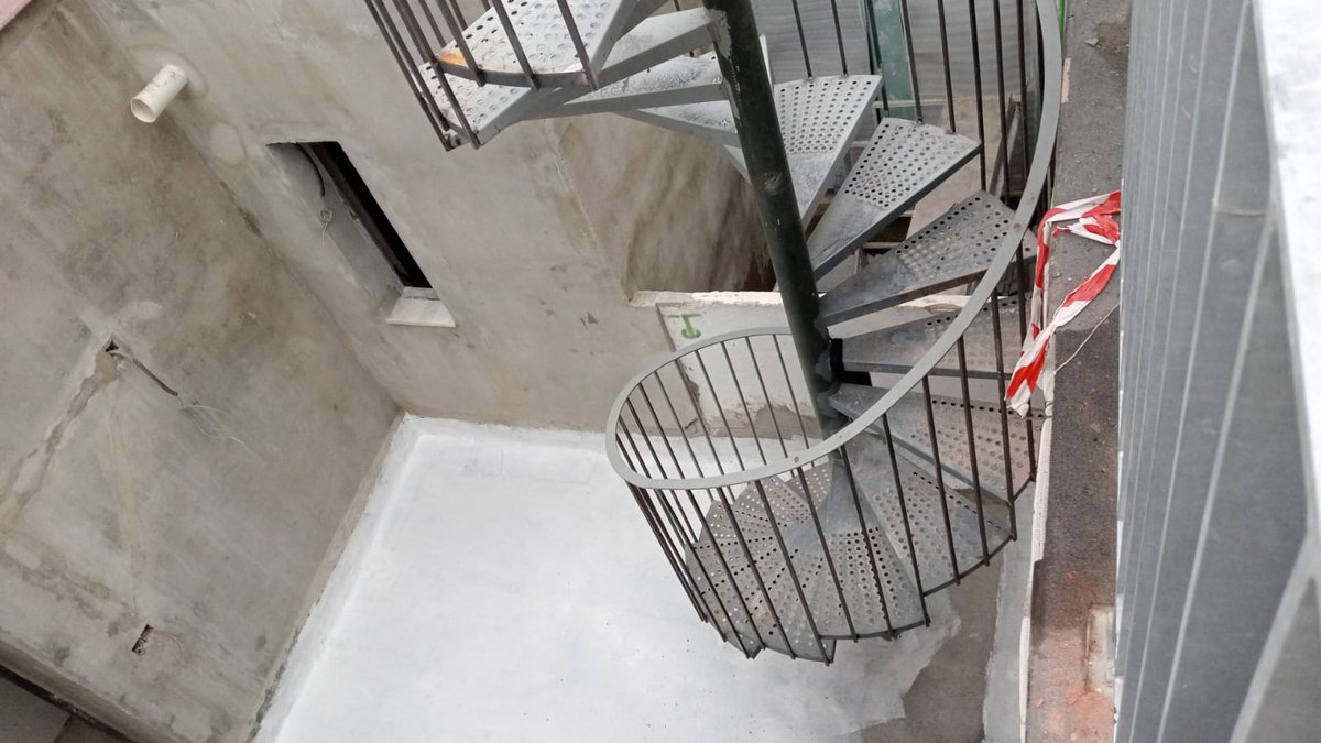 Hola buenos días!!!
Hoy ya se han terminado todos los trabajos de la barandilla y la escalera de acceso a la cubierta, para realizar 6 apartamentos, una rehabilitación de un edificio en la calle Castellar en el Casco Histórico de Sevilla.
#construccion #rehabilitacion #obranueva