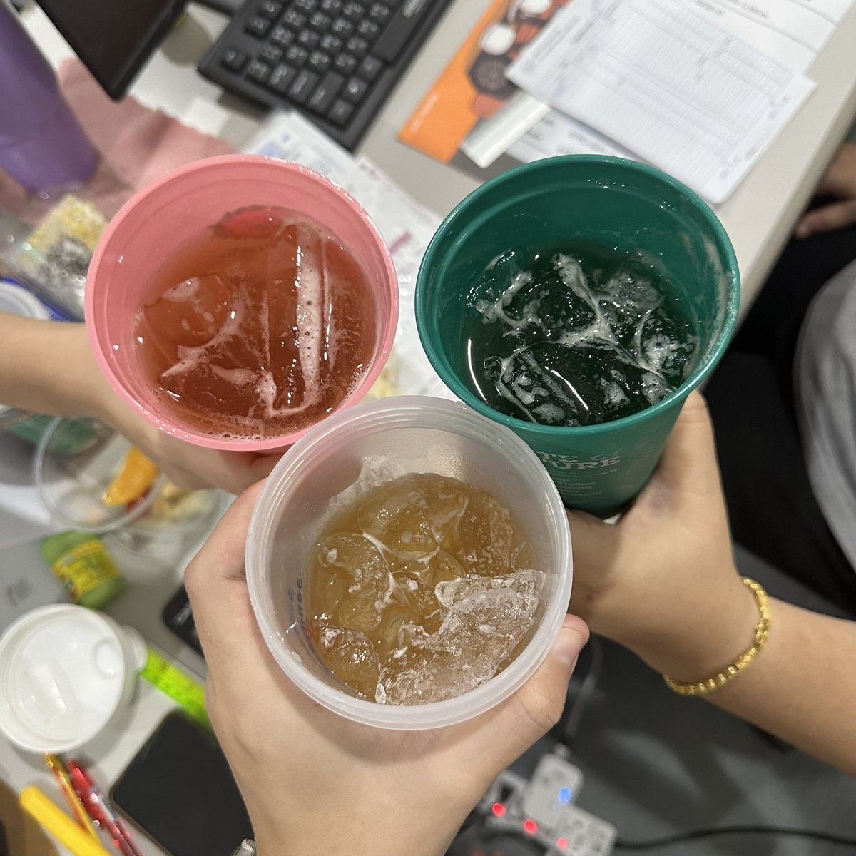 บ่ายๆแบบนี้ ต้องหาอะไรแก้ง่วงซะหน่อยแล้วววว จะเป็นกาแฟนี่ก้ไม่ถนัด เอาเปนคอมบูฉะดีกั่ววว อิอิ มีหลากรสชาติมากกก แต่รสชาติโปรดส่วนตัวเลยจะเป็น พีช และ ไซมัสคัสเลยย รสชาติดีและที่สำคัญ ซ่าม๊ากกก 🥰