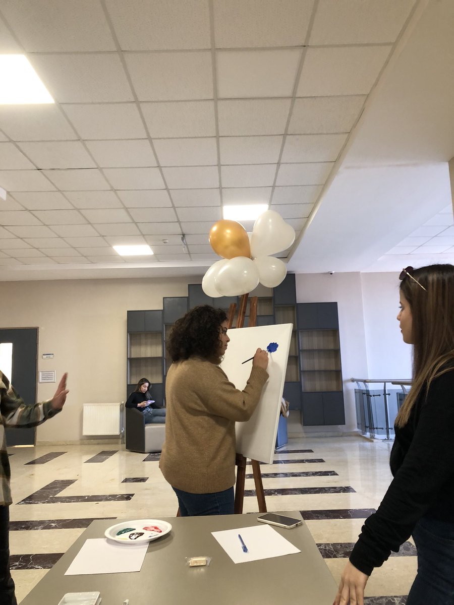 Her fakülte binasında yer alan tuvallerimize bir renk de siz katın 🎨
Gün sonunda tuvallerimizdeki birlikteliğinizi görmek için sabırsızlanıyoruz. Ayrıca farkındalık için attığınız adımları da… 🌸