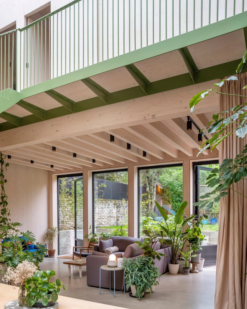 I love the way <a href="/HayhurstAndCo/">Hayhurst and Co.</a> incorporated bamboo planting behind the facade of this low-energy home in London, which was designed as “a domestic-scale greenhouse”

Read more about the project on <a href="/dezeen/">Dezeen</a> 👉 dezeen.com/2023/11/30/gre…