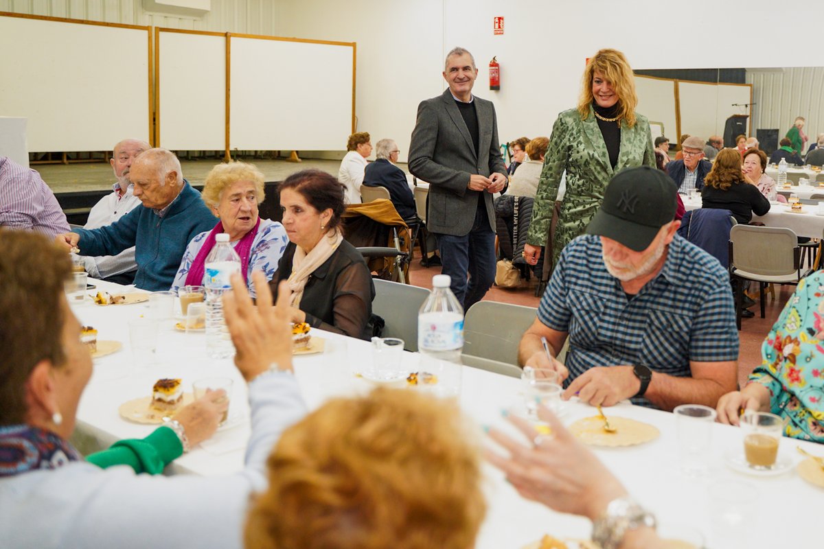 🎂Celebramos el cumpleaños de los mayores del Centro Social Lazareto nacidos en los meses de octubre noviembre y diciembre ¡Felicidades! 

Una jornada donde han estado presentes la alcaldesa de Huelva, Pilar Miranda, y el concejal de Participación Ciudadana, Manuel Jesús Soriano.