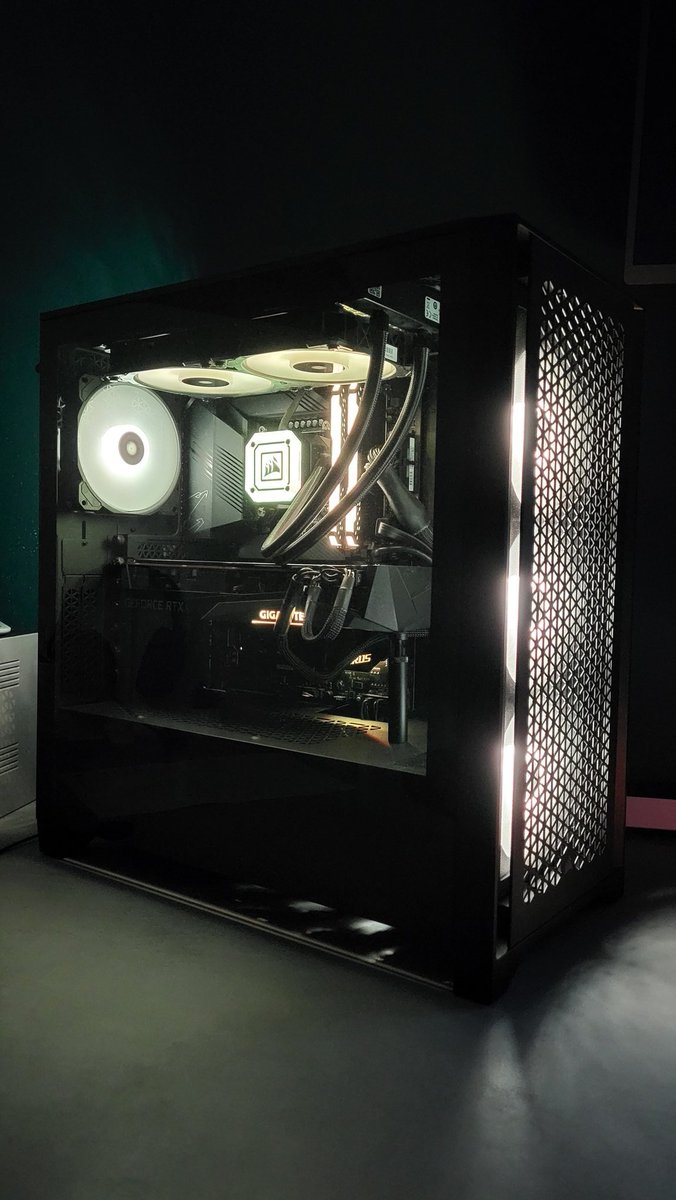 IronVlog45's tweet photo. @RomainLanery Depuis l'envoi de mon setup j'ai changer de PC maintenant. Je suis fais une nouvelle machine sous i9 13900k avec une RTX 3070 gigabyte. Mon ancien ira a mon fils.( dernière config mickael ) ^^ https://t.co/RqOm2TNPwn