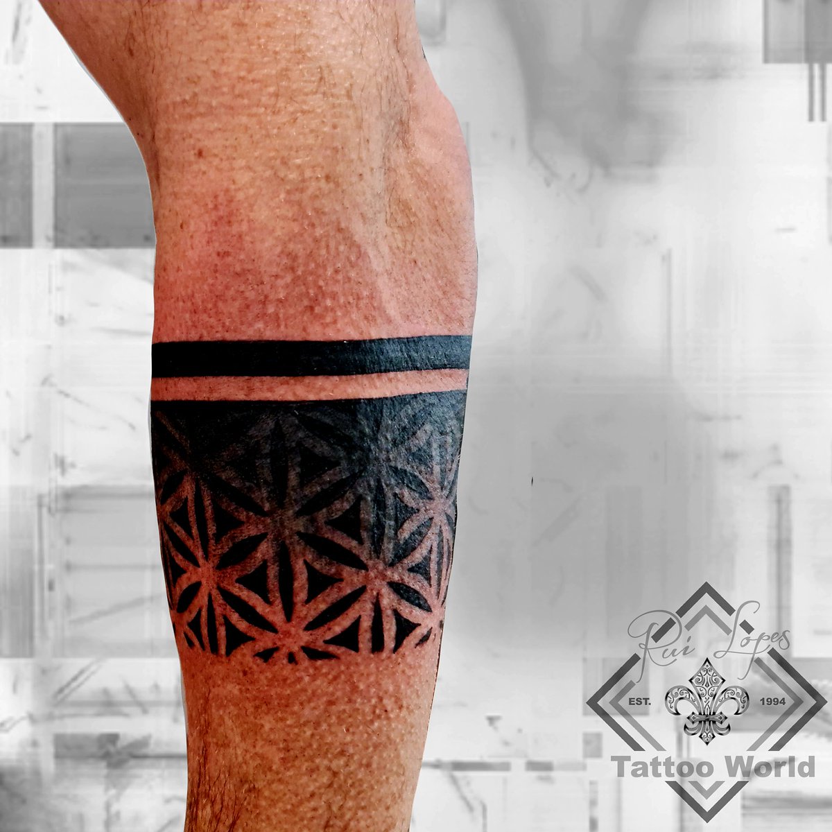 tw_studio's tweet photo. Armband Tattoo #tattooworldch #ruilopes #art #kust #nidwalden #stans #madewithlove https://t.co/xENaMjA7um