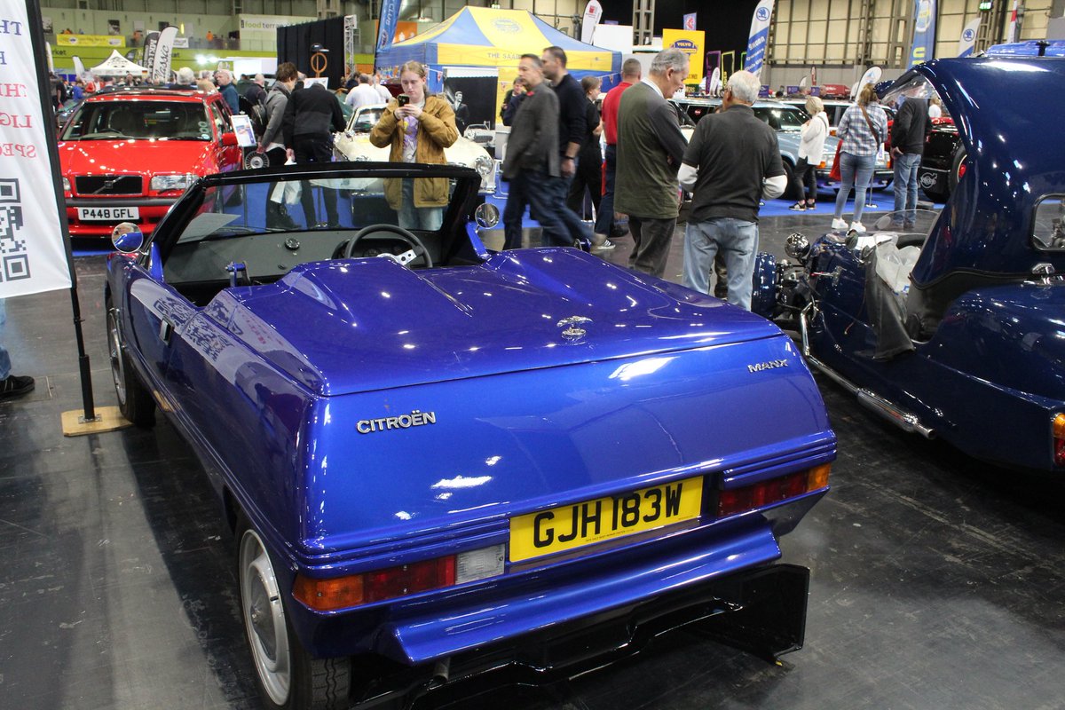 Warren_S_Nel's tweet photo. Good morning! #frenchcarfriday with these two beauties from The Classic Car Show.
#Citroรซn
#Manx
#GS
@HubNutVids
#becausefrench https://t.co/6El8ugoCHz