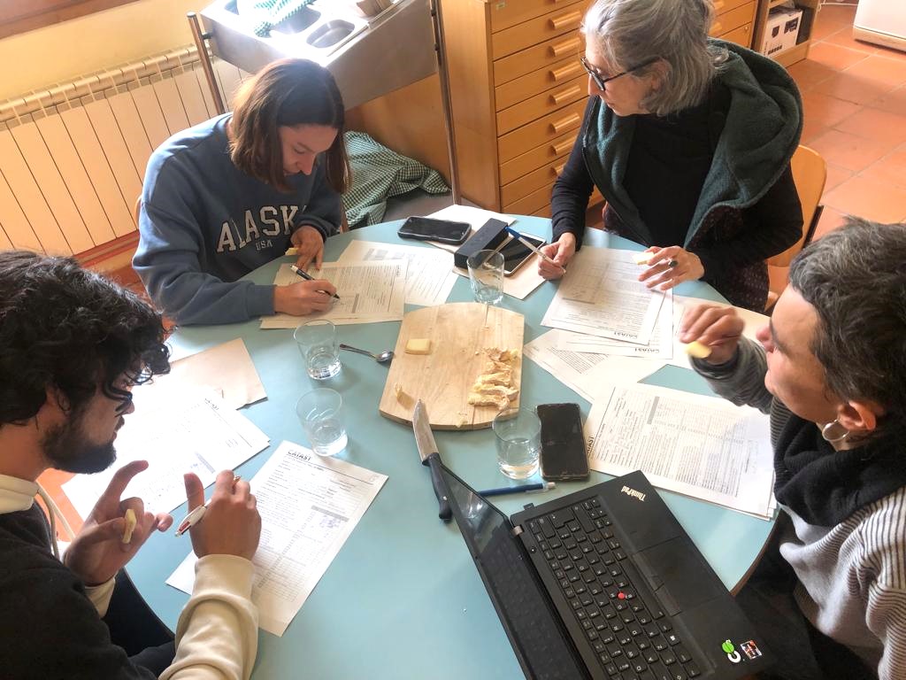 eapallars's tweet image. Com ens agraden aquestes sessions!🧀😋

Aquesta setmana, amb l'alumnat del curs 'Eines per a la #transformacióagroalimentària de muntanya', hem fet una valoració sensorial de 5 #formatges de diferents formatgeries del #Pirineu.

A l'alumnat li ha agradat molt!🤗 #EAPallars