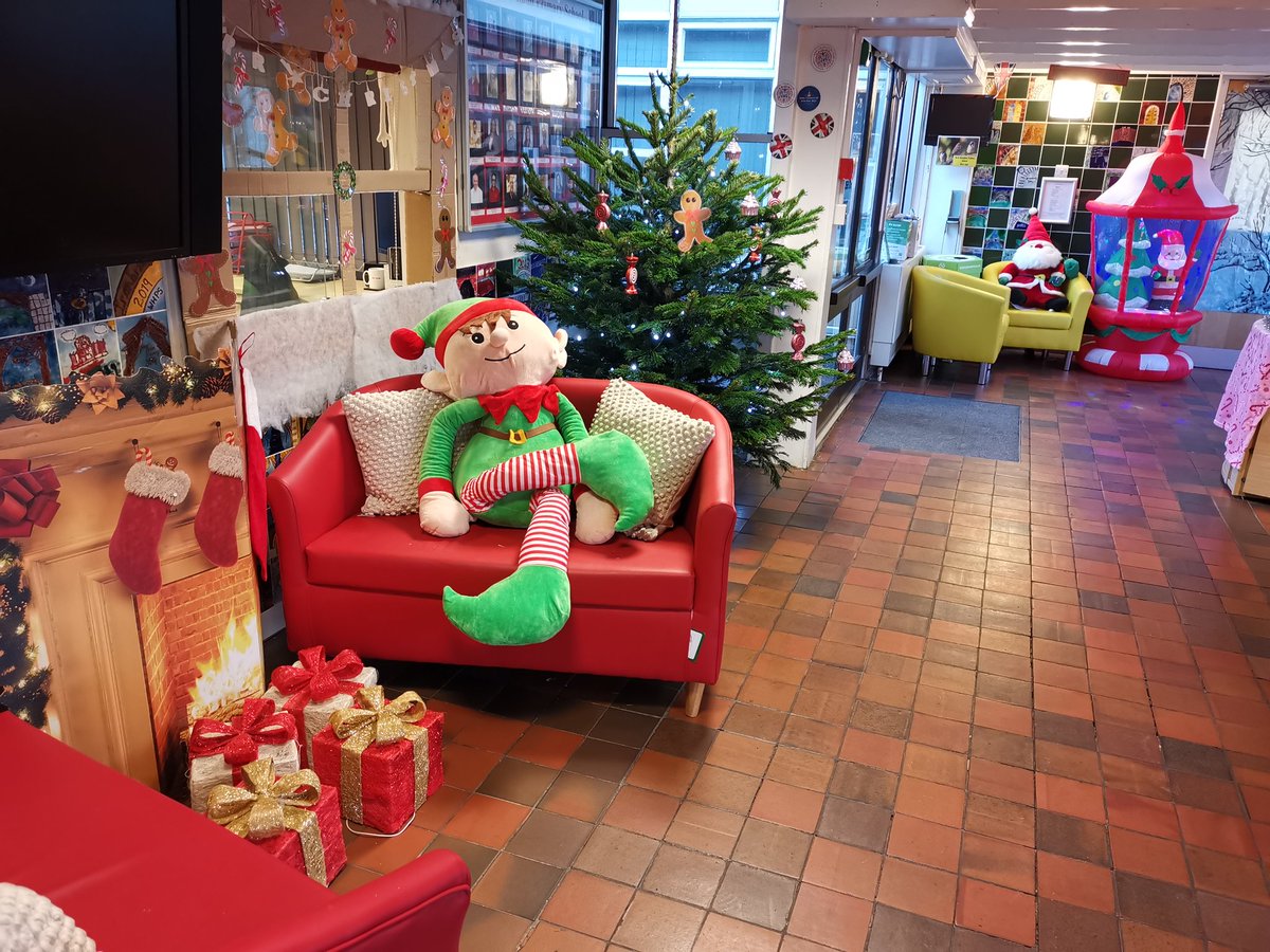 Thanks to <a href="/mattogrady73/">MATT O’GRADY FCCT 🤠⚒🎾🏹🇺🇦</a> and the <a href="/westhorndonprim/">West Horndon Primary</a> team for making us feel like all Christmassy this morning...