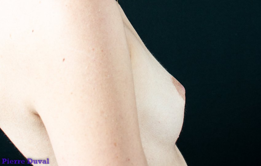 Duvalphotos's tweet photo. Bon #vendredisein
Petit sein tout mignon
#vendrediseins
#femme
#sein
#teton
#mamelon
#topless
#nude
#érotique
#charme
#sensuel
#fétichiste
#exhib
#soumission
#soumise
#bdsm
#porn
#actrice
#creatrice
#libertine
#shooting
#photo
#modele
#studio
#epicurienne https://t.co/Q6EqoF3AtF