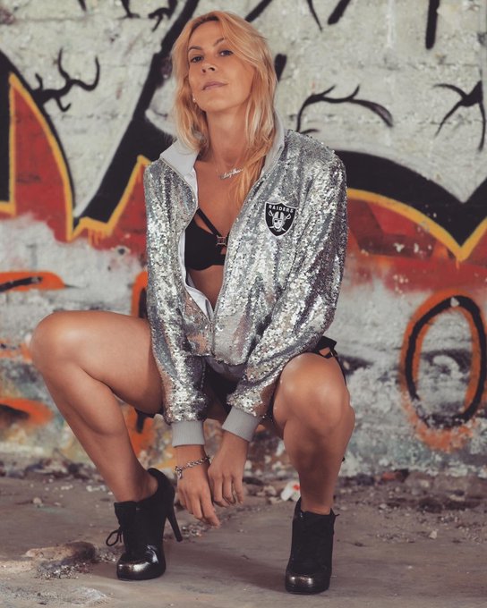 Heute mal wieder die gro&szlig;e Frage, welches findest du am besten und warum ? Und was sagst du zu dem Outfit<a href="/tag/blonde"class="tags"><span>#blonde</span></a><a href="/tag/raiders"class="tags"><span>#raiders</span></a><a href="/tag/raidernation"class="tags"><span>#raidernation</span></a><a href="/tag/loungewear"class="tags"><span>#loungewear</span></a><a href="/tag/raiderette"class="tags"><span>#raiderette</span></a>