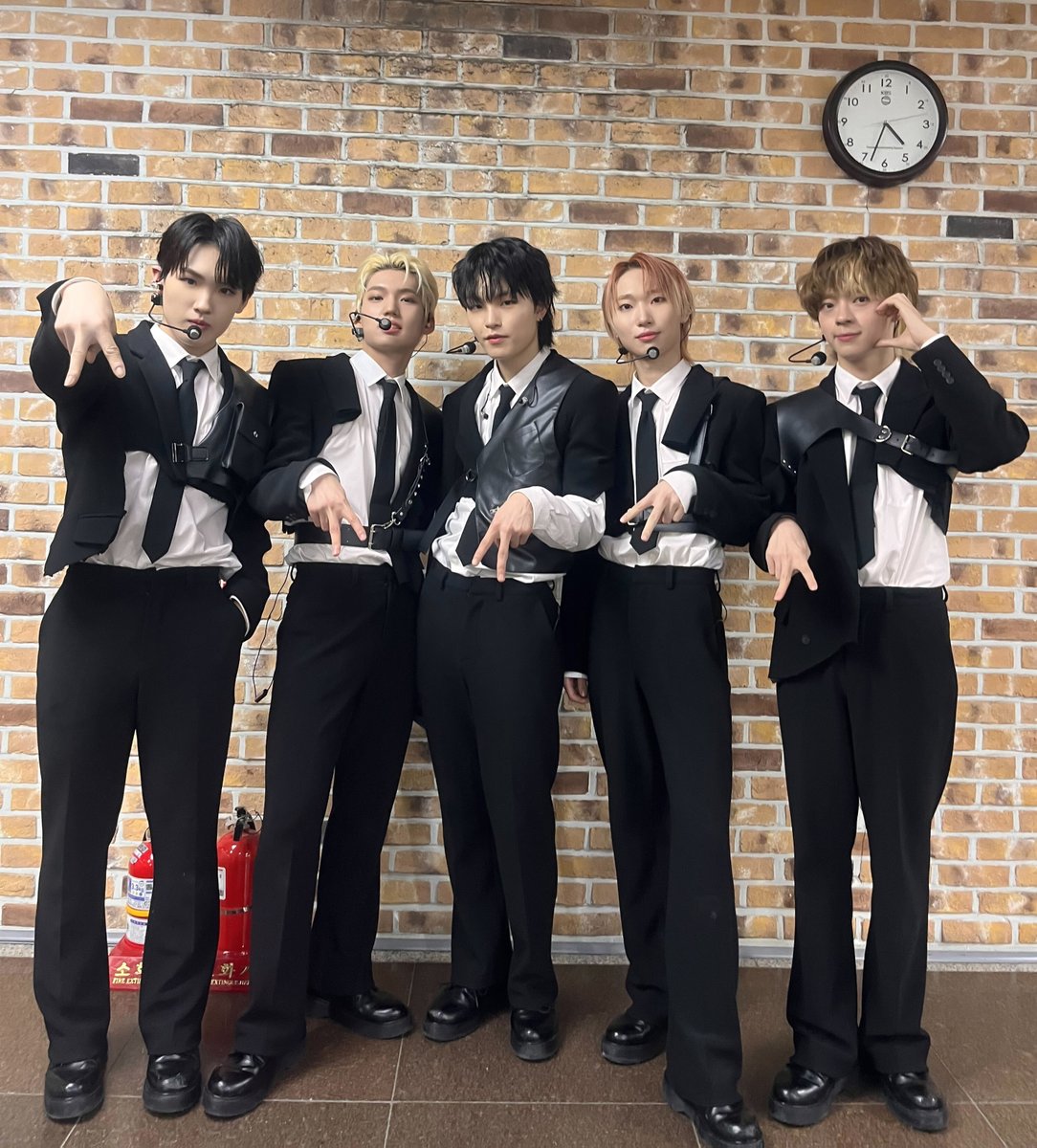 [📺 #SUPERKIND]

Players, SUPERKIND will appear soon on #MusicBank (5:15 p.m. KST) 💙

플레이어 여러분! 잠시 후 5시 15분! KBS2 <#뮤직뱅크>에 #슈퍼카인드 가 출연합니다~ 🎤

#Profiles_of_the_Future #BEAMMEUP