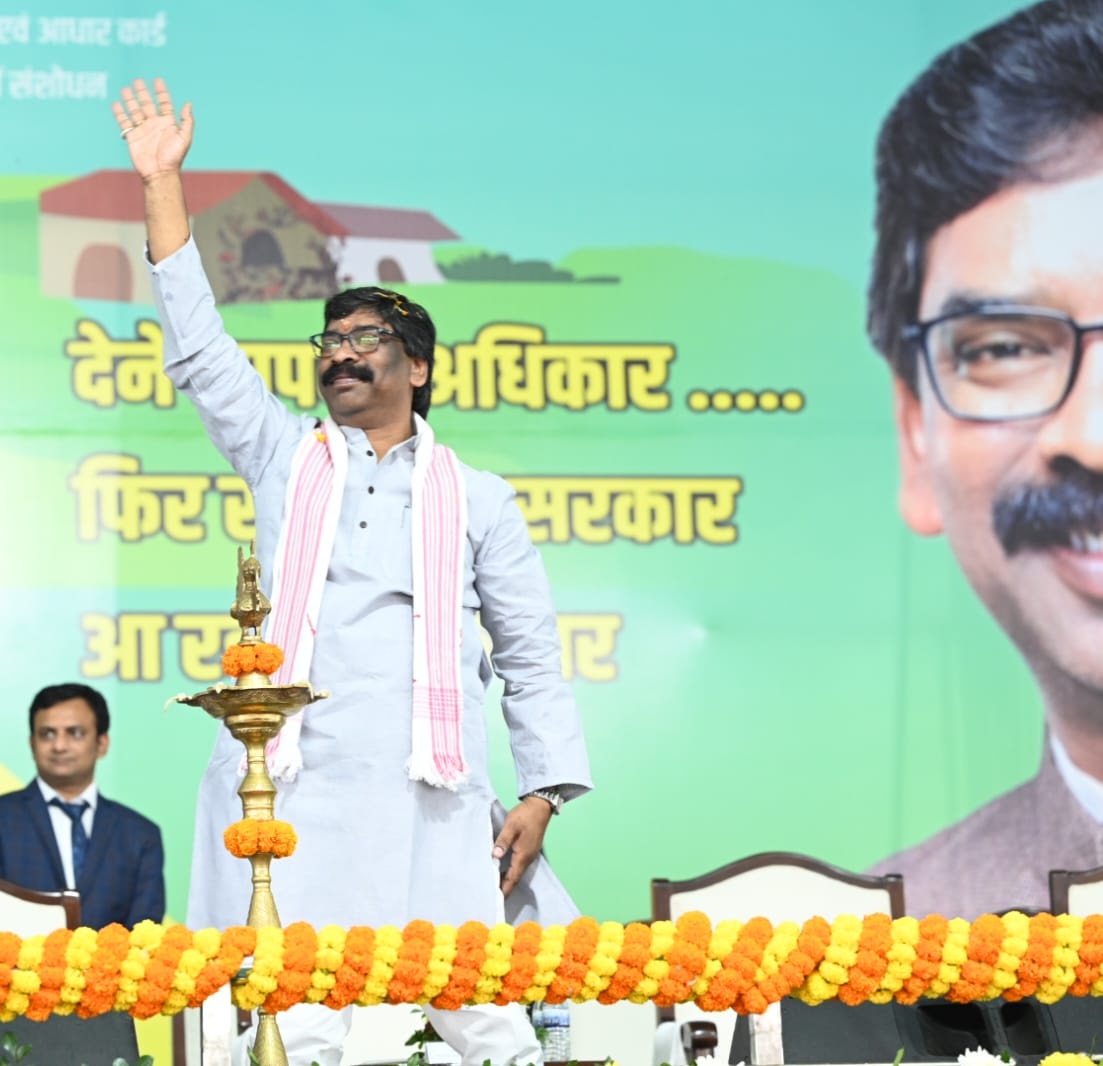 JharkhandCMO's tweet photo. मुख्यमंत्री श्री @HemantSorenJMM पलामू में आयोजित आपकी योजना, आपकी सरकार, आपके द्वार कार्यक्रम में शामिल हुए। पलामू के 21 प्रखण्ड के 265 पंचायत एवं 05 नगर पंचायत में शिविर का आयोजन किया जा रहा। करीब 400 शिविर के माध्यम से लोगों को योजनाओं का लाभ दिया जा रहा है।
@SarkarApkeDwar https://t.co/Gwd4HxjWDm