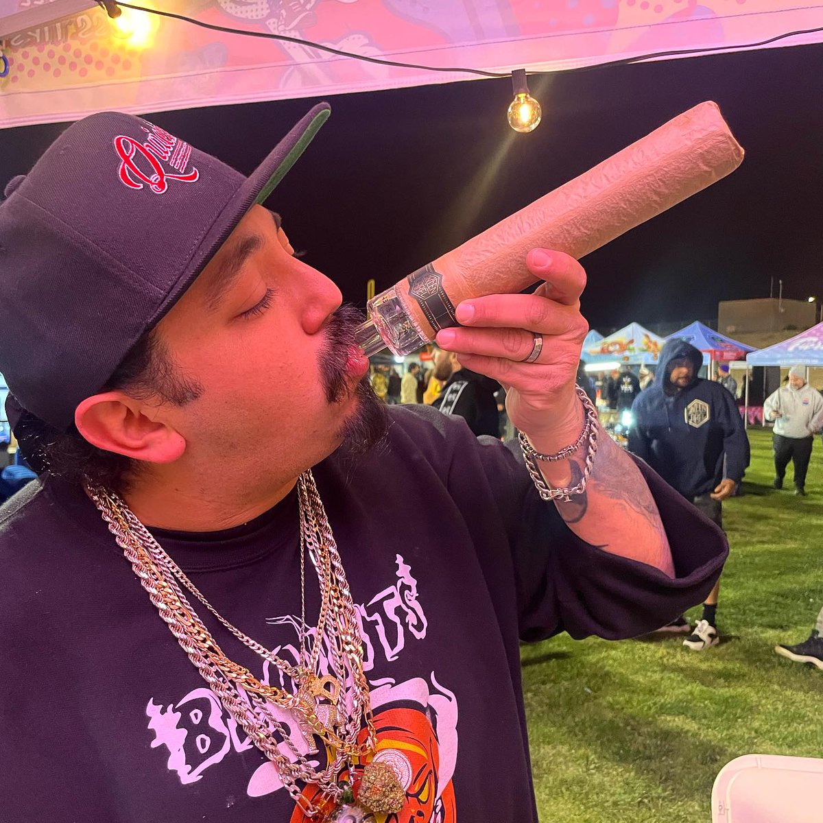 PersonaWeed's tweet photo. When @greenlabelrx drops by with a bag of nuggs I can’t help myself but stuff them into on big old J bone… @dazerdabz_rowdoggs knows what’s up! He has the magic creative hands too!!! @kushstock #jerrykapproved #jerryk #jerrykrecicki @jerrykrecicki https://t.co/QK0lOYMDX8