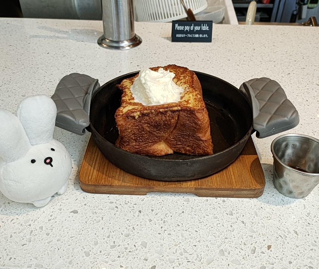 minimalnet's tweet photo. 話題の飲めるフレンチトースト🍞
分厚いけど卵液が中までしっかり染みててトロトロ
甘さ控えめでとってもおいしい～✨
#丸の内 はおしゃれな町でドキドキしたまる～

#みにまーる #みにまるnet #ゆるキャラ #ゆるいイラスト #うさぎじゃないよ #仙台 #東京 #丸ビル #THEFRONTROOM https://t.co/z4oHJ88WSl