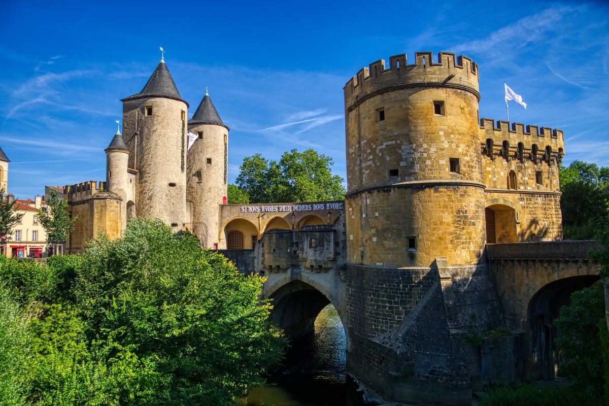 LeLorrUn's tweet photo. IX. 𝐏𝐨𝐫𝐭𝐞 𝐝𝐞𝐬 𝐀𝐥𝐥𝐞𝐦𝐚𝐧𝐝𝐬

Construite au XIIIe siècle, la porte des Allemands est un symbole du passé médiéval de Metz, Ville d’art et d’histoire. Cet ouvrage défensif est le seul vestige encore en élévation des portes médiévales de la ville. https://t.co/d8TuykYl8a