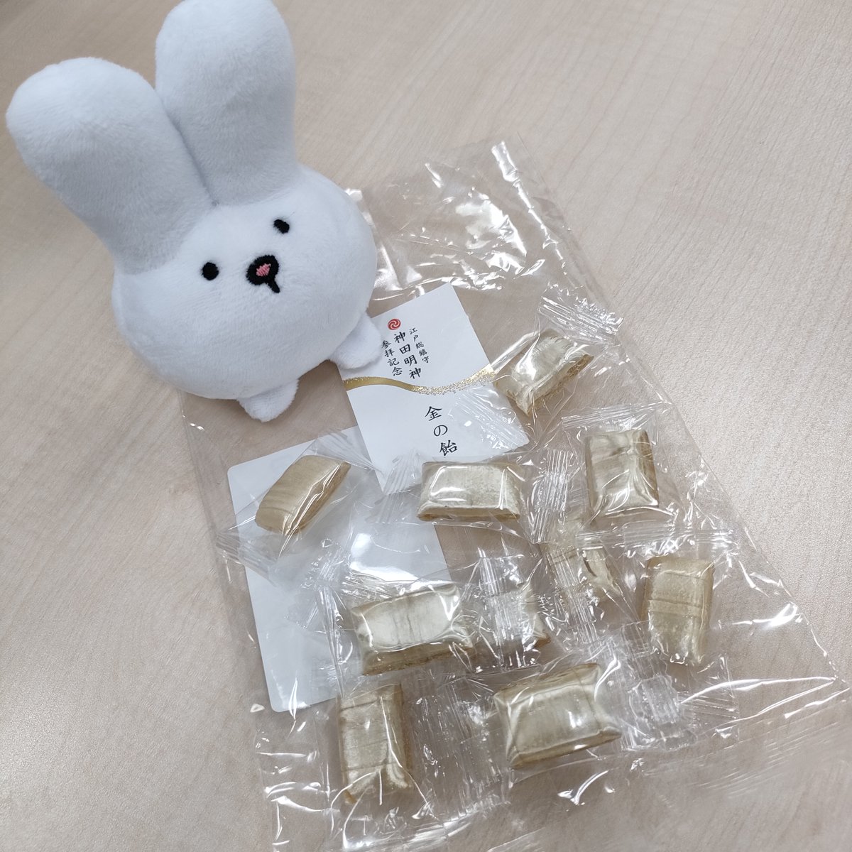 minimalnet's tweet photo. おはようございまーる🌞
#神田明神 でご利益がありそうな金の飴をGET！
飴がおいしいというご利益があったまーる🍭

#みにまーる #みにまるnet #ゆるキャラ #うさぎじゃないよ #仙台 #東京 #オヤツハント #月曜日 #週の始まり https://t.co/AsY57Ga6aW