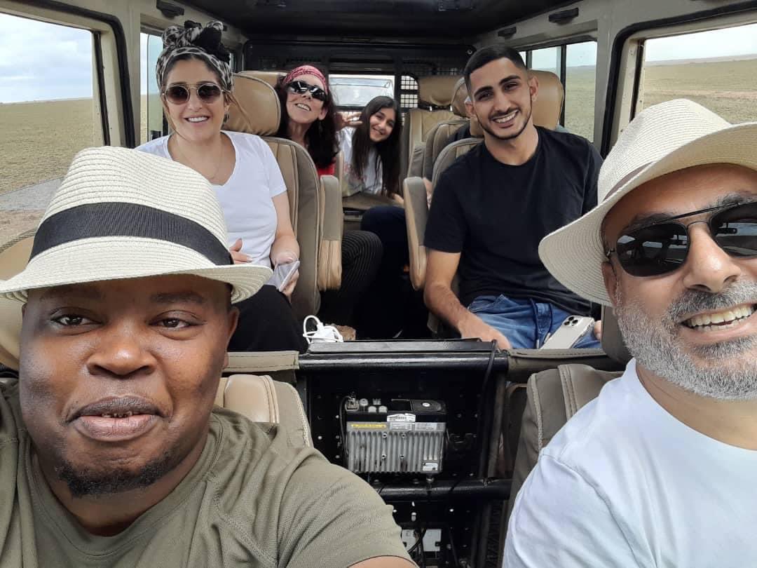 GuidesTanzania's tweet image. When your safari guide tells a &apos;punny&apos; animal joke and the whole jeep erupts in laughter! Share your favorite animal joke with us! 🐘😄
.
bit.ly/3Svwynj 
.
.
.
.
.
.
.
#SafariHumor #WildLaughs