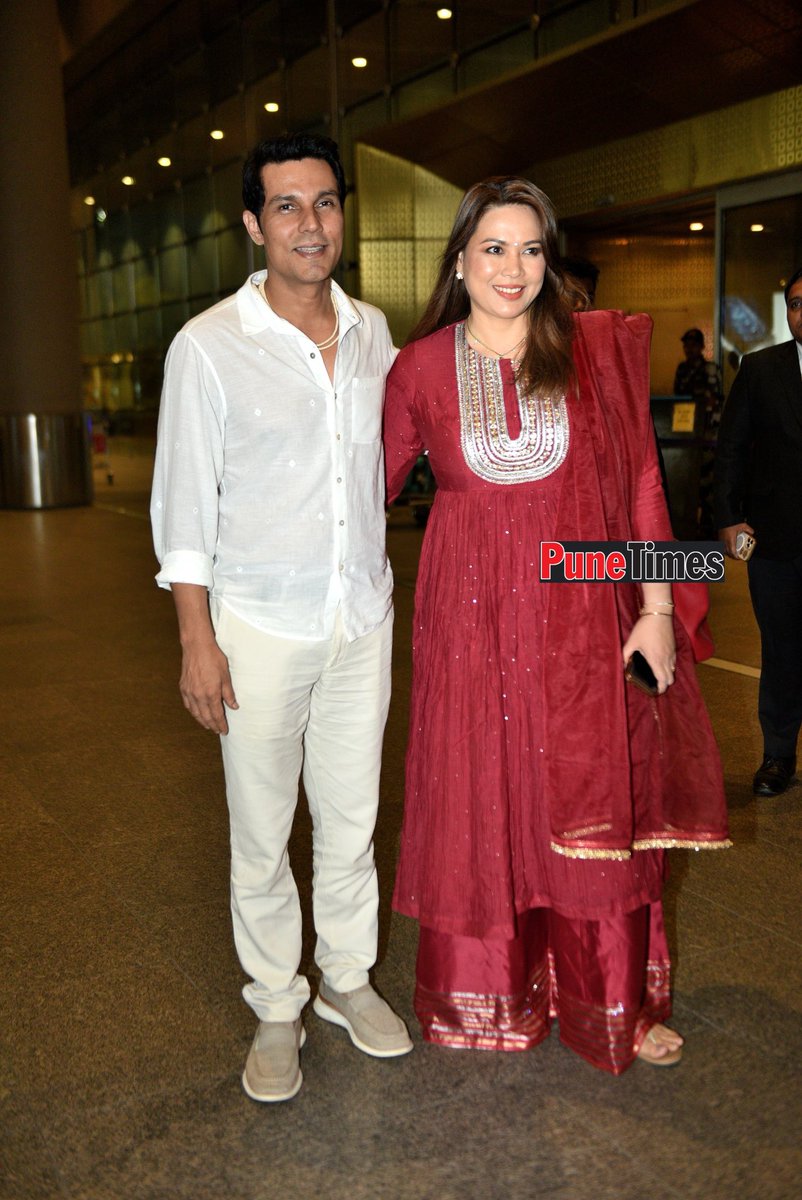 PuneTimesOnline's tweet photo. .@RandeepHooda &amp; #LinLaishram made their first public appearance post marriage as they were clicked arriving at Bombay airport.

Our best wishes to the couple!💕

#RandeepHoodaWedding #RandeepLinWedding #RandeepHooda  #NewlyMarried https://t.co/5Sz9kcghxp