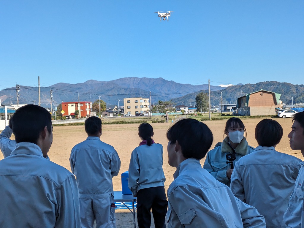 ISHIGROWGO's tweet photo. 福井農林高校 ドローン測量実習！

11月21日（火）環境工学科２年生を対象に
ドローン測量実習を実施してきました。
最高の秋晴れの下、元気で積極的な生徒さん達と一緒に
最高の時間を過ごすことができました。
みんな ありがとー！

＃福井農林
＃環境工学科
＃石黒建設
#ドローン 
＃楽しかったー https://t.co/hBHO0W69j6