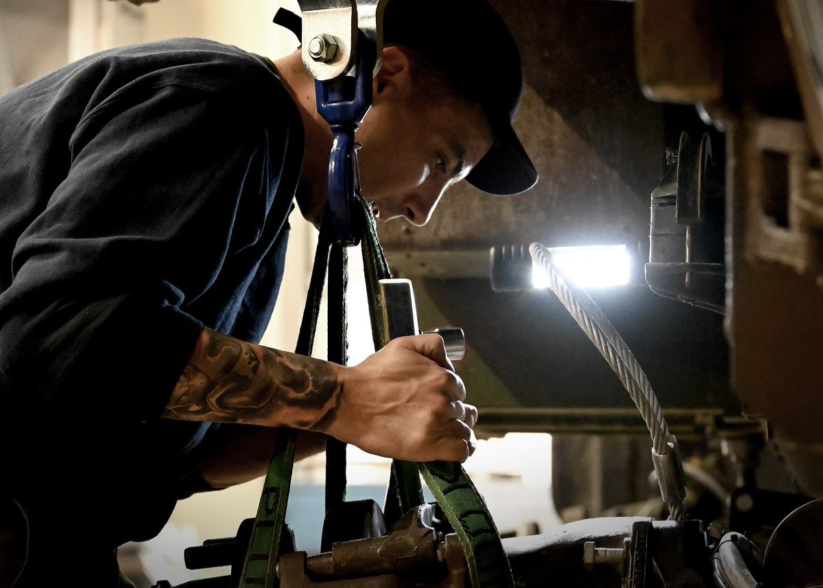 7RMATofficiel's tweet image. Saint patron de l’arme du #Matériel, c’est aujourd’hui la fête de Saint Eloi ! 🪖🛠️🏔️
Forgeron et orfèvre du VIe siècle, son esprit guide toujours nos soldats maintenanciers au quotidien dans leur travail. 
@armeedeterre 
@Defense_Sud_Est 
@27bim 
@DaMateriel 
#tradimili
#COMMF