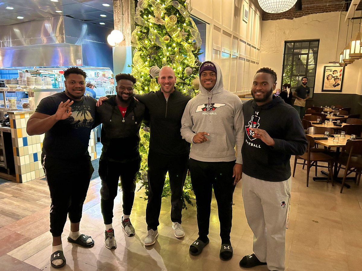 CoachjjClark's tweet image. Celebrating a special year with truly special people! A great time sharing laughs, stories, and memories. 

 Our seniors paved the way on the #BlackReign and lived #TheCode everyday. 

THANK YOU!

#CTL #BreakTheStone