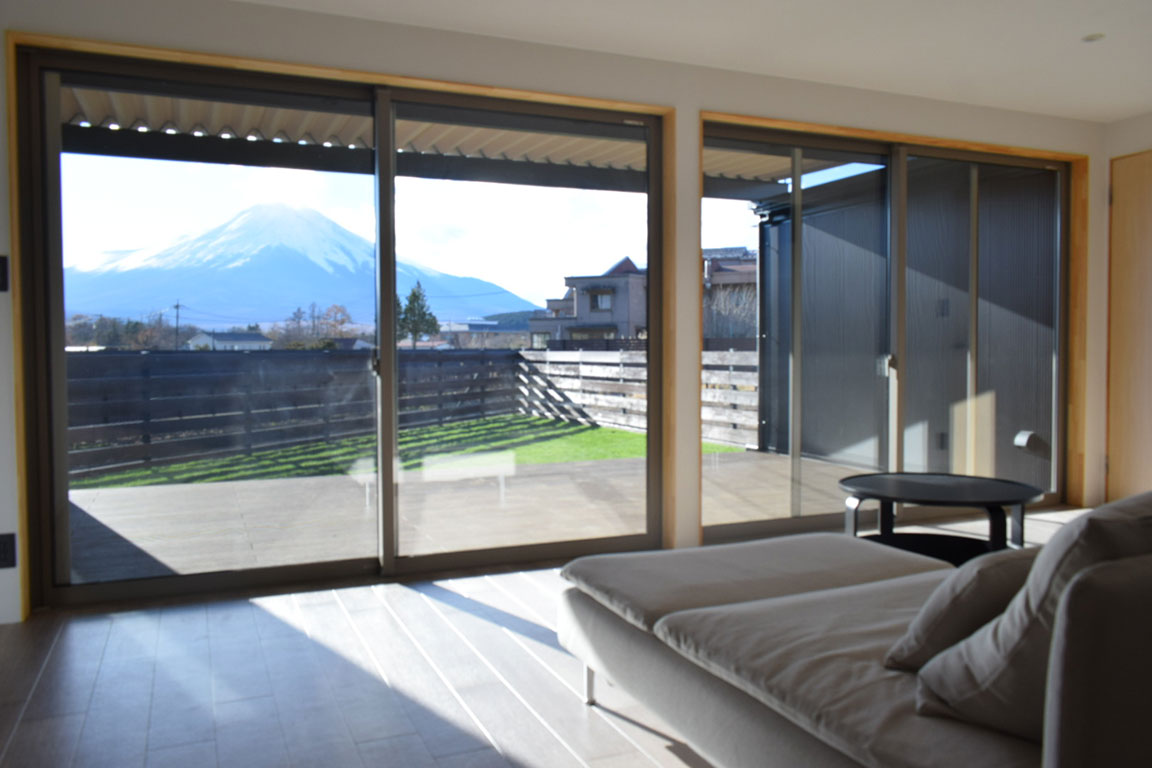 glampingstyle's tweet photo. 【山梨】「グランピングヴィレッジ TOTONOI 富士山中湖」に新客室が登場📢

「ドッグランコテージ」
約95㎡の専用ドッグラン付き🐶
リビングスペースの窓からは早大に広がる富士山を一望🗻

詳細
https://t.co/T3e3sYvCDS https://t.co/23gBhGGn5f