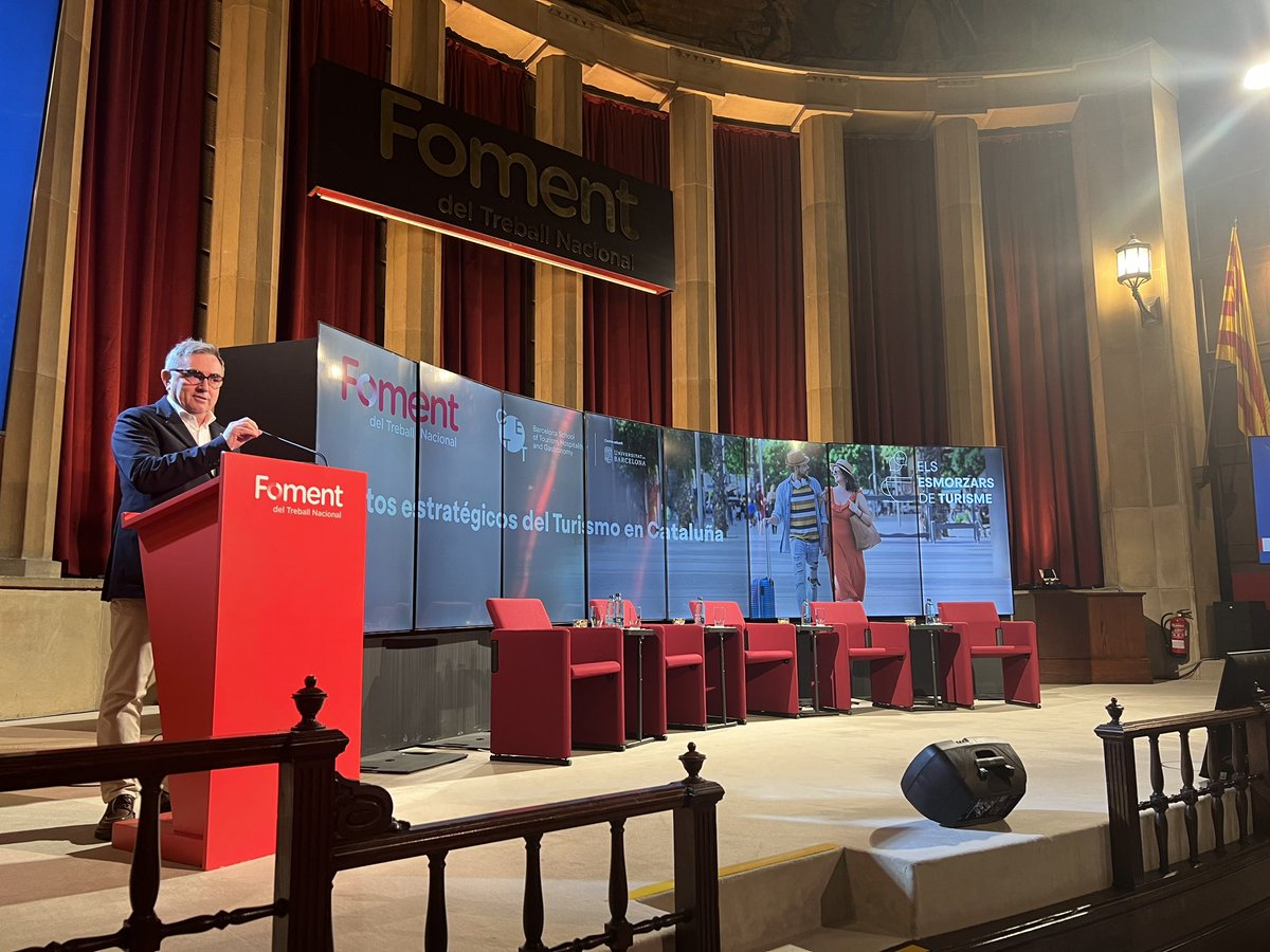 <a href="/turismecat/">Turisme</a> <a href="/MGotanegra/">Miquel Gotanegra</a> <a href="/FomentTreball/">Foment del Treball Nacional</a> <a href="/rodalies/">Rodalies Catalunya</a> <a href="/barcelonamovie/">Eugeni Osácar</a> <a href="/UniBarcelona/">Universitat de Barcelona</a> <a href="/laballenaalegre/">Ballena Alegre</a> <a href="/ACAVe_travel/">ACAVe</a> <a href="/GuillermoVallet/">Guillermo Vallet</a> <a href="/CataloniaHotels/">Catalonia Hotels & Resorts</a> <a href="/federatur/">Federatur</a> <a href="/MGotanegra/">Miquel Gotanegra</a>, president de la comissió de Turisme de <a href="/FomentTreball/">Foment del Treball Nacional</a>, dona el tret de sortida afirmant: “el turisme és sostenible o no serà. Una sostenibilitat econòmica, mediambiental i social”. 

També menciona la desestacionalitzador i la digitalització com a claus per l’èxit.