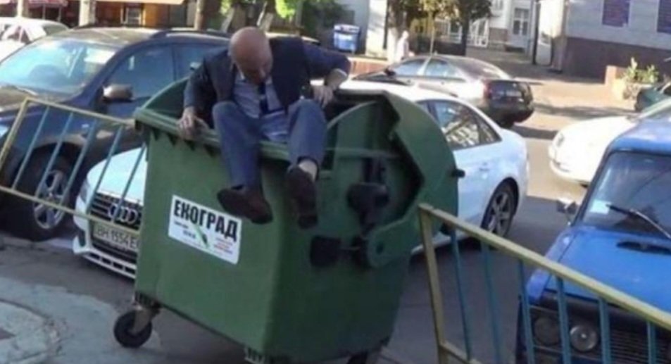 cherrAL62's tweet photo. En Chile deberíamos copiar a Ucrania. Desde el 2014 el pueblo instaló el #TrashBucketChallenge (desafío del cubo de basura), que consiste en tirar a los políticos “corruptos e incompetentes” a un tacho de basura a manera de castigo.
#ElPeorGobiernoDeLaHistoria https://t.co/5vthNvJBzy