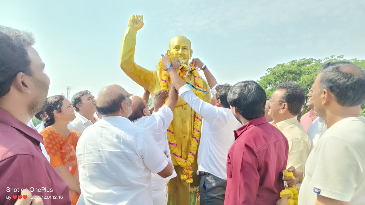 BagathNomula's tweet photo. స్వర్గీయ మాజీ శాసనసభ్యులు మా నాన్న నోముల నర్సింహయ్య గారి వర్ధంతి సందర్భంగా వారి విగ్రహానికి పూలమాలవేసి నివాళులర్పింస్తూ.. https://t.co/YwqJMlgmns