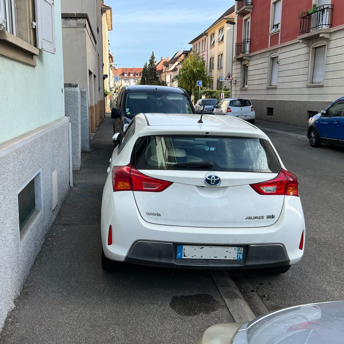 «Mon besoin de stationnement est supérieur à ton besoin de déplacement. Démerde-toi»

📍 Rue de Dossenheim

R417-11 Stationnement très gênant, amende de 4ème classe, 135€

#GCUM #Cronenbourg #Strasbourg #ImpunitéAutomobile
