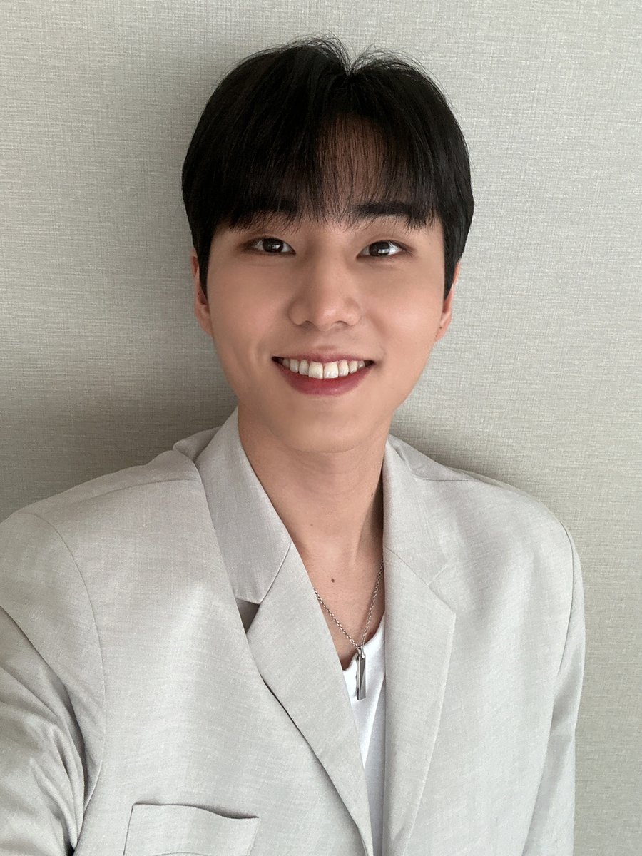 [ #DAY6_BEHIND ]

🌤낮의 라디오에서 만난
Young K는 어땠나요, My Day!

콘서트도 많은 기대 부탁드려요🤍

#DAY6 #데이식스
#YoungK
#Letters_with_notes
#FlexTalk #Flex1045