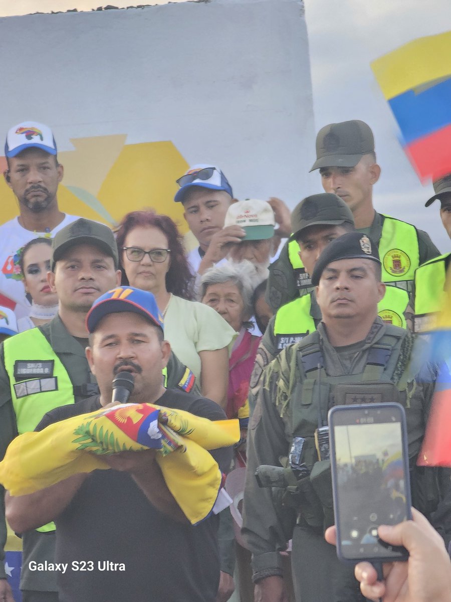 FrenteIndigena's tweet photo. Acto de la Izada de la Bandera desde el Municipio Gran Sabana del Estado Bolívar en el marco de la Reafirmacion del derecho de los pueblos indígenas sobre el esequibo en unión cívico militar policial liderado por el Alcalde Manuel de Jesús Valles @NicolasMaduro @CEOFANBVE https://t.co/grn5VUe6Hm