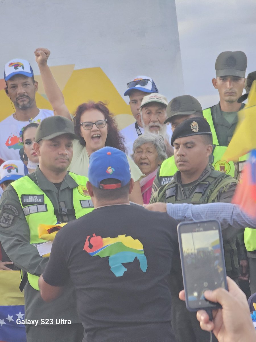 FrenteIndigena's tweet photo. Acto de la Izada de la Bandera desde el Municipio Gran Sabana del Estado Bolívar en el marco de la Reafirmacion del derecho de los pueblos indígenas sobre el esequibo en unión cívico militar policial liderado por el Alcalde Manuel de Jesús Valles @NicolasMaduro @CEOFANBVE https://t.co/grn5VUe6Hm
