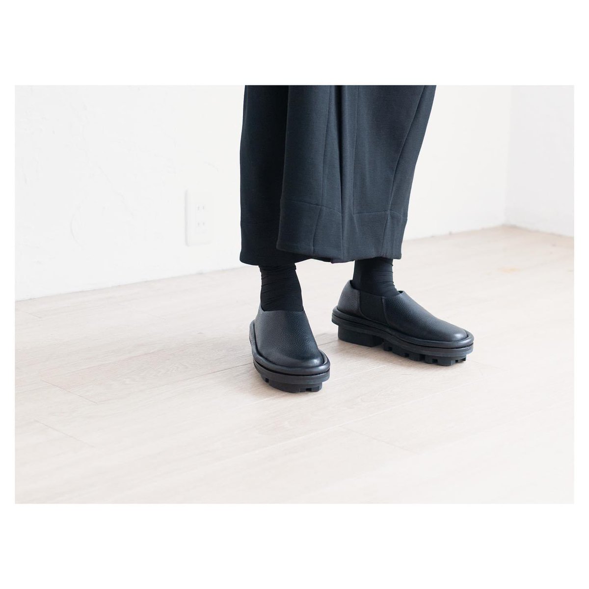 trippen_japan's tweet photo. 「Ohmic」
Closed Collection

black-waw
women/men

#trippen
#トリッペン 
#ohmic
#スリップオンシューズ https://t.co/tHYyPNSfaD