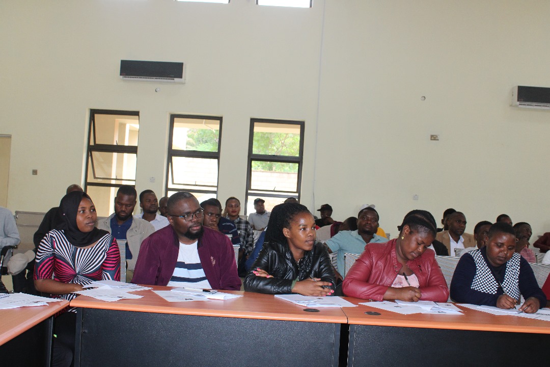 We are from today holding a two-day Field Research for Beginners short course in Zomba. The training has drawn together participants from various academic fields. IPOR's Director of Research and Operations Dr. Boniface Dulani is facilitating on the Introduction to Field Research.