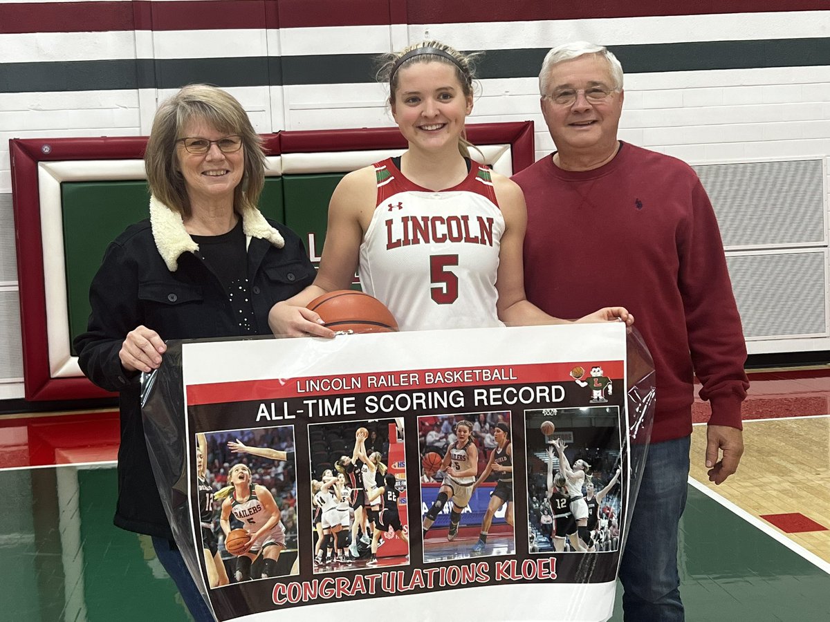 froebe5's tweet photo. What a great night! Congrats to Kloe Froebe on becoming the all time leading scorer for boys and girls at LCHS with 2,377 pts.None of this would be possible without her amazing support system. She is truly blessed to have the best teammates, coaches and community supporters! https://t.co/CfwUdLG8dw