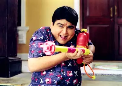 IWTKQuiz's tweet photo. Actors are usually known for one/two major characters they've played.

@Deven_Bhojani OTOH is known for many iconic roles!
1 Petha- Taara
2 Kareema- Dekh Bhai Dekh
3 Dushyant Painter- Sarabhai vs Sarabhai
4 Patel- Office Office
5 Gattu- Ba Bahu Aur Baby
6 Azhar Lala- Agneepath🤯 https://t.co/G4qfeIp2K7