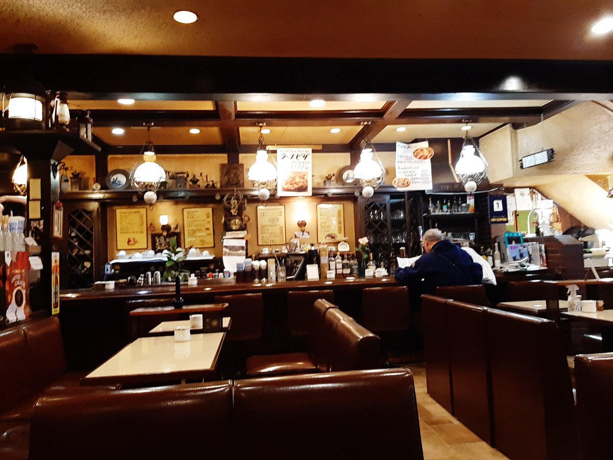 昔からスタバより純喫茶が好き。
HSPには居心地がいいんよなあ😌
低いテーブルと椅子、物静かな雰囲気で読書中📕

#純喫茶 #純喫茶コレクション #HSP 
#双極性障害 #双極性