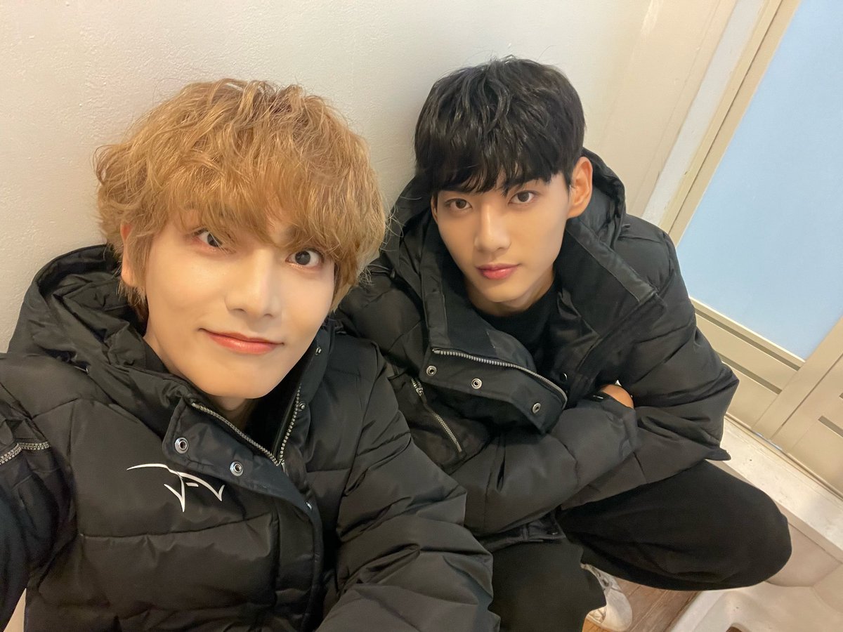 WAKER_official's tweet photo. 무엇이든 첫만남이 제일 설레😌
何でも初対面が一番ドキドキするんだ

#WAKER #웨이커 #ウェイカー
#권협 #KWONHYEOP #クォンヒョプ https://t.co/3LNS1DCkYF